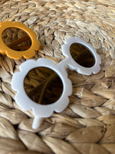 Load image into Gallery viewer, Flower Sunglasses